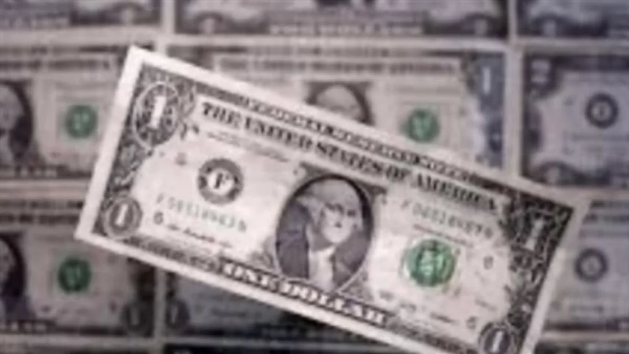 استقرار مفاجئ في سعر الدولار مقابل الجنيه داخل البنوك وسط ترقب الأسواق